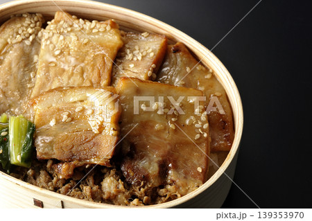 豚焼肉弁当を黒背景で撮影 豚焼肉弁当を黒背景で撮影 139353970