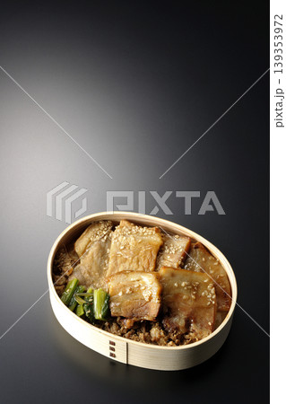 豚焼肉弁当を黒背景で撮影 豚焼肉弁当を黒背景で撮影 139353972