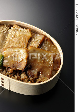 豚焼肉弁当を黒背景で撮影 139353981