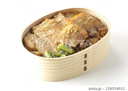 豚焼肉弁当を白背景で撮影 139354012