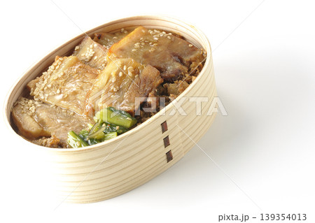 豚焼肉弁当を白背景で撮影 139354013