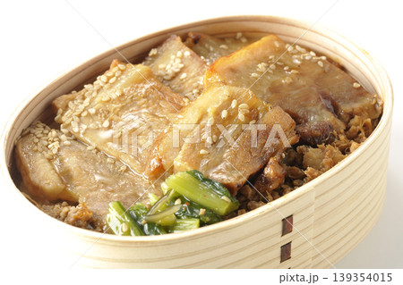 豚焼肉弁当を白背景で撮影 豚焼肉弁当を白背景で撮影 139354015