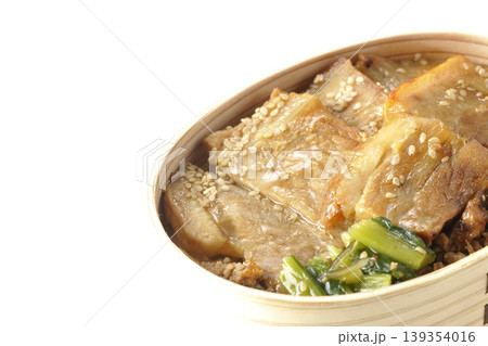 豚焼肉弁当を白背景で撮影 139354016