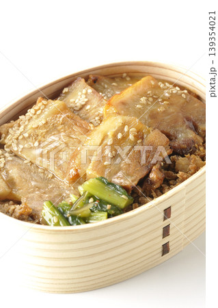 豚焼肉弁当を白背景で撮影 139354021