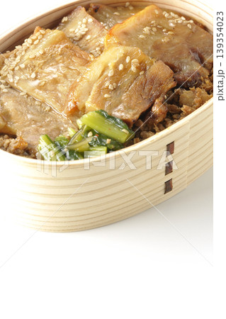 豚焼肉弁当を白背景で撮影 139354023