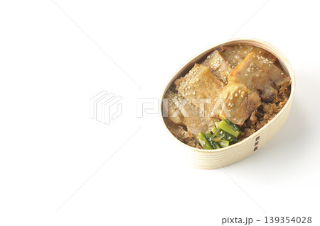 豚焼肉弁当を白背景で撮影 139354028