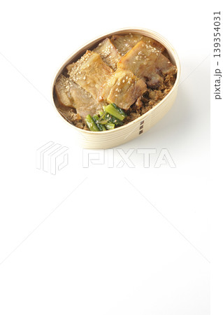 豚焼肉弁当を白背景で撮影 139354031
