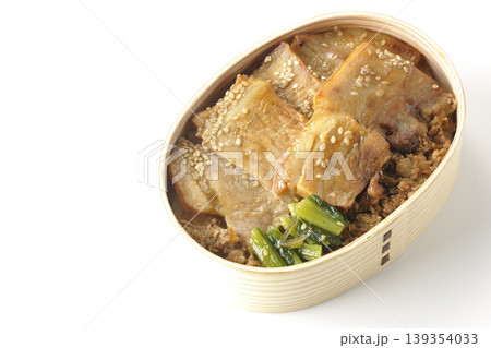 豚焼肉弁当を白背景で撮影 139354033