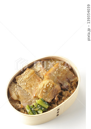 豚焼肉弁当を白背景で撮影 豚焼肉弁当を白背景で撮影 139354039
