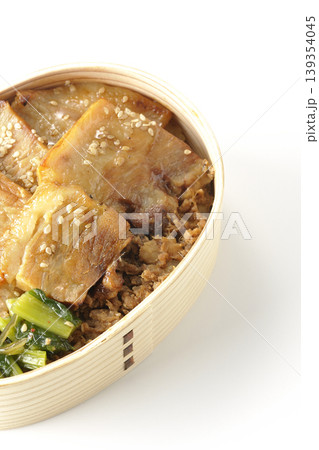 豚焼肉弁当を白背景で撮影 139354045