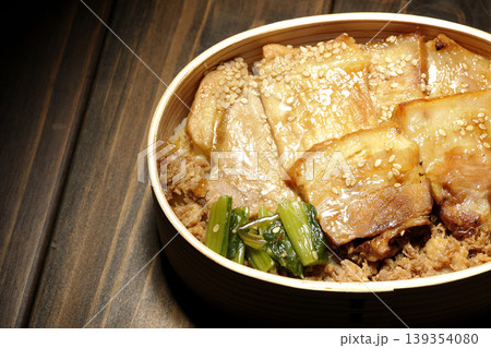 豚焼肉弁当 139354080