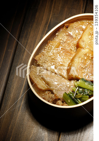 豚焼肉弁当 139354106