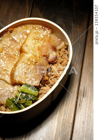 豚焼肉弁当 139354107