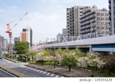 【京急本線】桜咲く公園側を通過する急行列車 【京急本線】桜咲く公園側を通過する急行列車 139354229