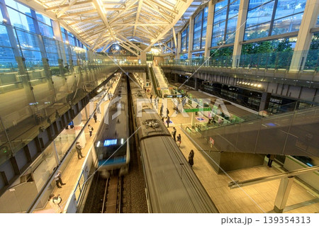 東京都、高輪ゲートウェイ駅のホームを発着する京浜東北線列車 東京都、高輪ゲートウェイ駅のホームを発着する京浜東北線列車 139354313