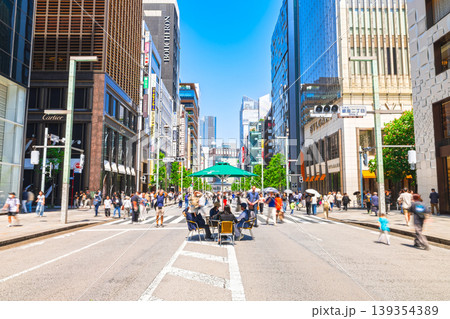 GWの銀座 歩行者天国 ※一部ソフトフォーカス GWの銀座 歩行者天国 ※一部ソフトフォーカス 139354389