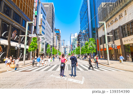 GWの銀座 歩行者天国 ※一部ソフトフォーカス GWの銀座 歩行者天国 ※一部ソフトフォーカス 139354390
