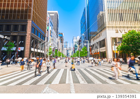 GWの銀座 歩行者天国 ※一部ソフトフォーカス GWの銀座 歩行者天国 ※一部ソフトフォーカス 139354391