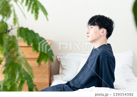 爽やかな寝起きの若い男性 爽やかな寝起きの若い男性 139354392