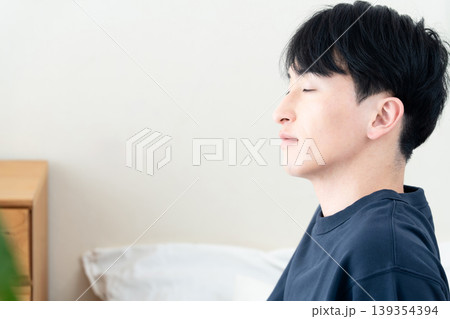 爽やかな寝起きの若い男性 爽やかな寝起きの若い男性 139354394