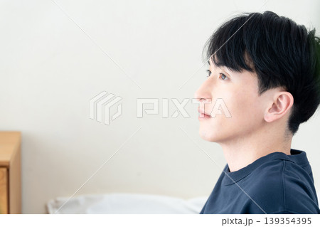 爽やかな寝起きの若い男性 139354395