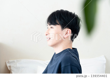 爽やかな寝起きの若い男性 爽やかな寝起きの若い男性 139354401