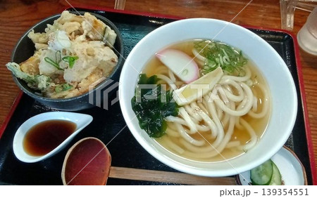 サクサク揚げ立てのの天麩羅を載せた… 天丼うどんセット サクサク揚げ立てのの天麩羅を載せた… 天丼うどんセット 139354551