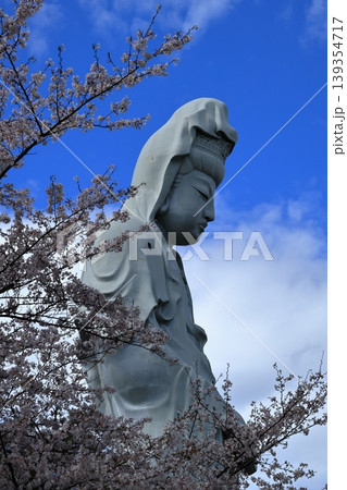 桜をバックにした高崎百衣観音 桜をバックにした高崎百衣観音 139354717