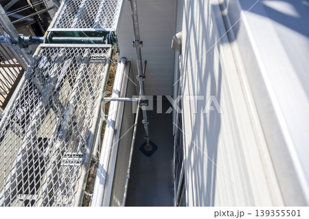 外壁リフォーム後のベランダと作業足場の見下ろし 外壁リフォーム後のベランダと作業足場の見下ろし 139355501