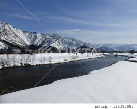 六日町大橋(新潟県南魚沼市)から見る雪の魚野川 六日町大橋(新潟県南魚沼市)から見る雪の魚野川 139355693