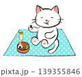 ピクニック お弁当を食べる白猫 139355846