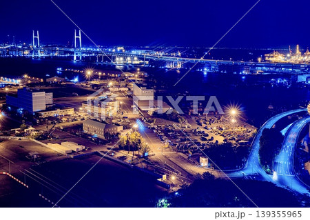 横浜市、ベイブリッジと山下埠頭の物流倉庫街の夜景 横浜市、ベイブリッジと山下埠頭の物流倉庫街の夜景 139355965