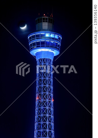横浜市、横浜マリンタワーのライトアップと三日月 139356140