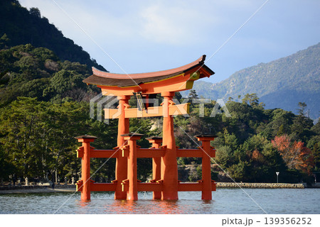 安芸の宮島厳島神社参道より大鳥居を臨む-3 139356252