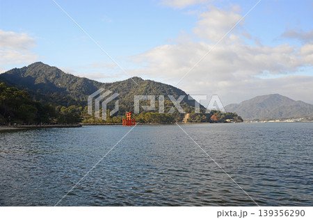安芸の宮島厳島神社参道より大鳥居を眺める 139356290