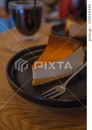 カフェの人気スイーツ　濃厚バスクチーズケーキとアイスコーヒーのセット 139356349