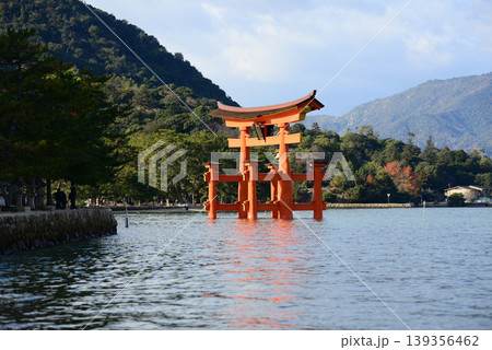 安芸の宮島厳島神社参道より大鳥居を臨む-4 139356462