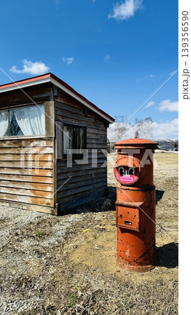 北海道の雪原に佇むレトロな丸型ポストと木造の小屋 北海道の雪原に佇むレトロな丸型ポストと木造の小屋 139356590