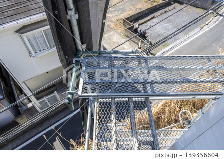 住宅リフォーム現場の足場通路を見下ろす高所構図 住宅リフォーム現場の足場通路を見下ろす高所構図 139356604
