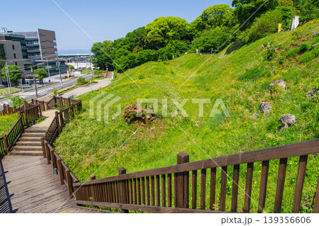 史跡小牧山　大手口の土塁と堀（愛知県小牧市） 139356606