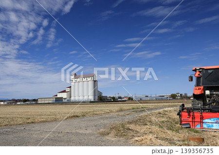 カントリーエレベーターの見える埼玉県久喜市菖蒲町の風景 139356735