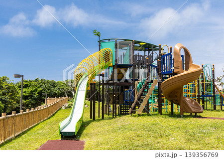 公園の遊具のある風景 公園の遊具のある風景 139356769