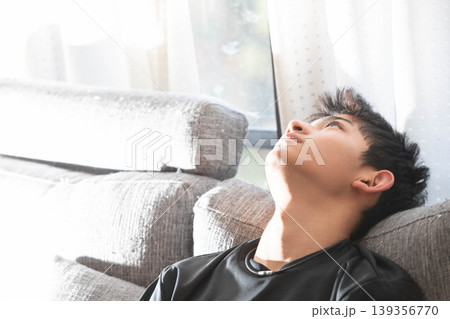 ソファーでくつろぐ男性 139356770