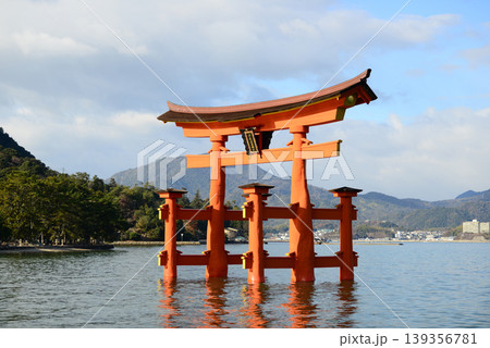 安芸の宮島厳島神社参道より大鳥居を臨む-5 安芸の宮島厳島神社参道より大鳥居を臨む-5 139356781