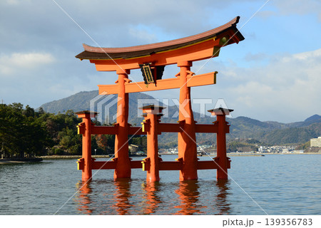 安芸の宮島厳島神社参道より大鳥居を臨む-6 139356783