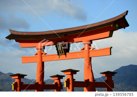 安芸の宮島厳島神社参道より大鳥居上部を臨む-1 139356785