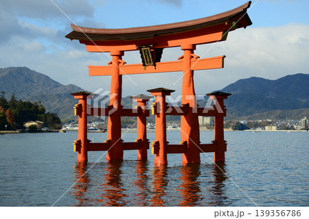 安芸の宮島厳島神社参道より大鳥居を臨む-8 139356786