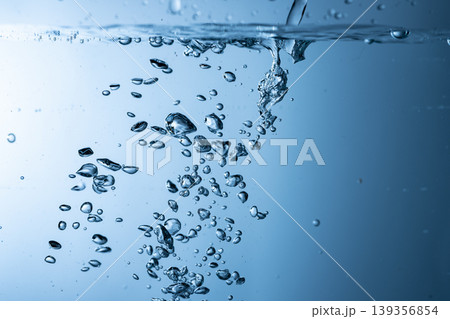 水を注ぐ 水を注ぐ 139356854
