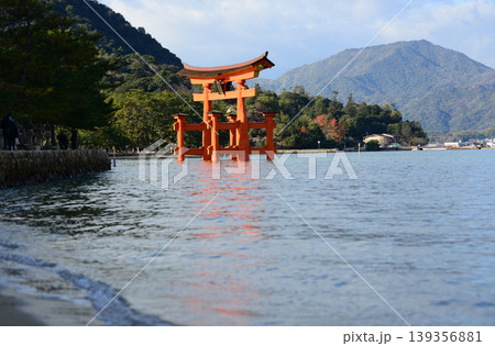 安芸の宮島厳島神社参道より大鳥居を臨む-10 安芸の宮島厳島神社参道より大鳥居を臨む-10 139356881