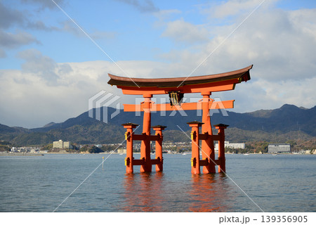 安芸の宮島厳島神社参道より大鳥居を臨む-11 安芸の宮島厳島神社参道より大鳥居を臨む-11 139356905